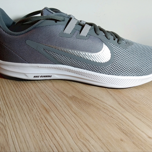 NWT Nike Women's size 12 Running Shoes in Sparkling Silver! - Picture 12 of 15